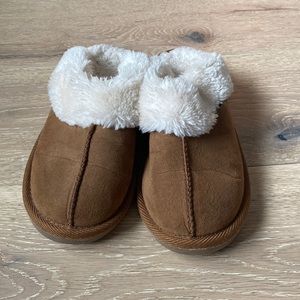 Kid’s slippers Size 13/1 faux fur lining